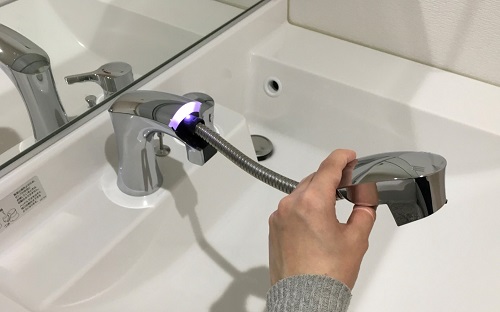 INAXの独立洗面台の伸びるタッチレス水栓