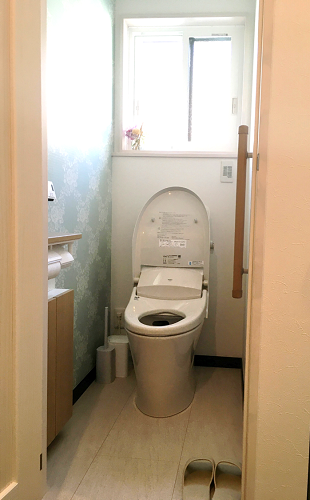 富士住建の注文住宅の２階のINAXのトイレ
