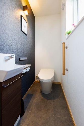富士住建の注文住宅の１階のINAXのトイレ