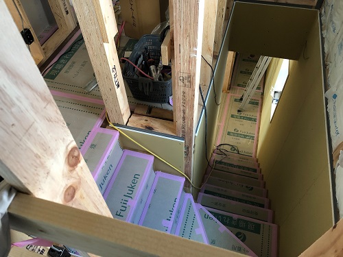 建設途中の家の階段